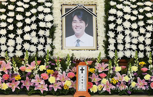 ▲ 고(故) 최진실씨의 전 남편인 전직 프로야구 선수 조성민(40)씨가 도곡동의 한 아파트에서 숨진채 발견된 가운데 6일 오후 서울 성북구 안암동 고려대학교병원 장례식장에 빈소가 마련되어 있다.  ⓒ 연합뉴스