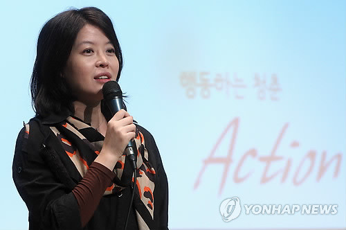 ▲ 지난해 11월 서울 마포구 동교동 카톨릭청년회관에서 열린 청춘콘서트 2.0에서 배우 김여진이 진행을 하던 모습.  ⓒ 연합뉴스