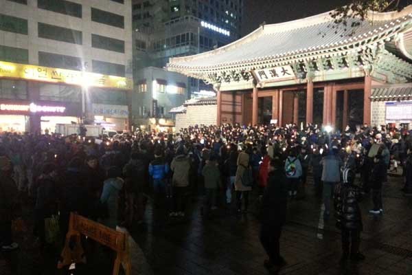 ▲ 지난 5일 저녁 대한문 앞에서 벌어진 촛불시위.