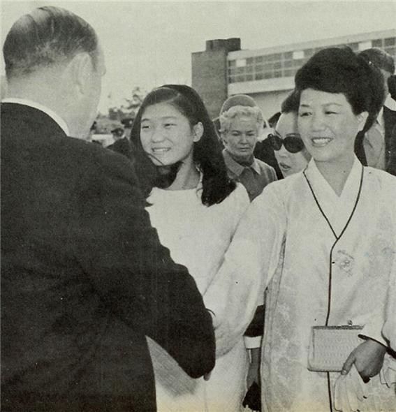 ▲ 캔버라 공항에서 작별인사 하는 육영수 여사와 근혜 양 (1968.9.18일)ⓒ소장자 이현표.