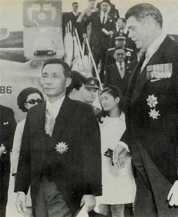 ▲ 시드니 공항에 도착한 박 대통령 내외와 근혜 양 (1968.9.18일)ⓒ소장자 이현표.