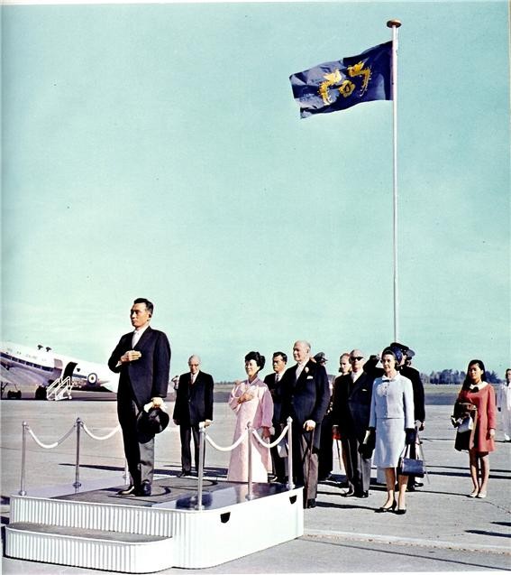 ▲ 뉴질랜드 오하키 공군기지에 도착한 박 대통령 일행 (1968.9.19일) (맨 뒤 오른쪽에 서 있는 분홍색 원피스의 근혜 양)ⓒ소장자 이현표.