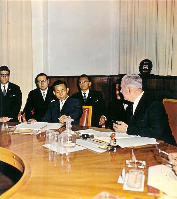 ▲ 홀리오크 뉴질랜드 총리와 정상회담하는 박 대통령(1968.9.20일)ⓒ소장자 이현표.