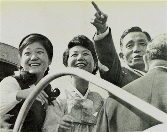 ▲ 호주와 뉴질랜드 방문을 떠나는 박 대통령 가족 (1968.9. 15일)ⓒ소장자 이현표.