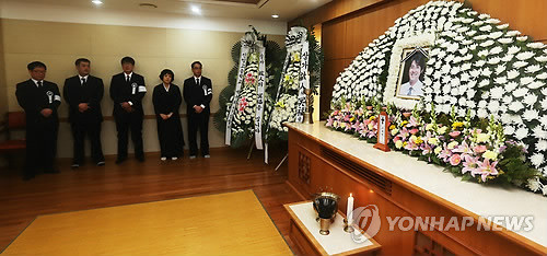 ▲ 고(故) 최진실씨의 전 남편인 전직 프로야구 선수 조성민(40)씨가 도곡동의 한 아파트에서 숨진채 발견된 가운데 6일 오후 서울 성북구 안암동 고려대학교병원 장례식장에 빈소가 마련되어 있다.  ⓒ 연합뉴스