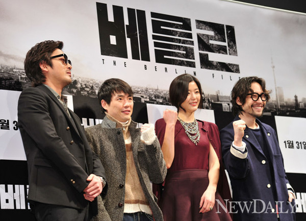 ▲ 서울 압구정 CGV에서 열린 '베를린' 제작보고회에 참석한 하정우, 류승완 감독, 전지현, 류승범.   ⓒ 정상윤 기자