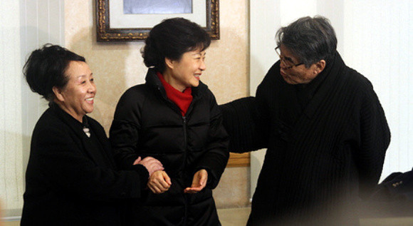 ▲ 새누리당 박근혜 대통령 후보(가운데)가 12월 13일 김지하 시인 부부와 만나 대화를 나누고 있다. ⓒ 2012.12.13 박근혜 후보 캠프