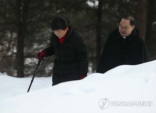 ▲ 박근혜 당선자는 후보시절 김지하 시인의 요구대로 지학순 주교의 묘소를 참배했다. 박 후보가 눈길을 헤치며 지학순 주교의 묘소를 향해 험한 산길을 가고 있다.ⓒ