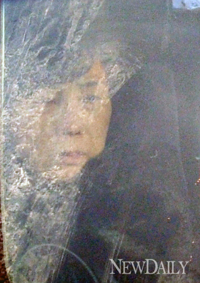 ▲ 故 조성민(40)의 발인식이 8일 오전 서울 고려대학교 안암병원 장례식장(301호)에서 엄수됐다. 이날 발인식이 끝난 뒤 오전 8시 26분경 고인의 시신을 실은 운구차가 화장터로 떠났고 뒤를 이어 유가족을 태운 차량 행렬이 이어졌다. 환희-준희 남매는 조성민의 어머니와 함께 운구차에 탑승한 것으로 확인됐다. 사진은 3번째 차량에 탑승, 화장터로 이동하는 최진실 모친의 모습. ⓒ 이종현 기자