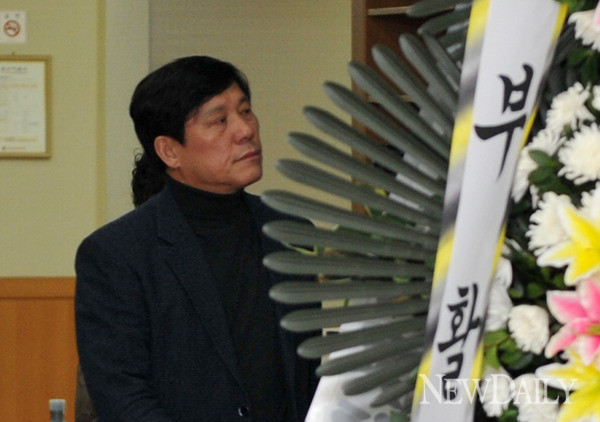 ▲ 8일 오전 진행된 故 조성민의 발인식에 참석한 허구연 MBC 스포츠플러스 야구 해설위원이 뭔가 상념에 잠긴 듯한 표정을 짓고 있다.  ⓒ 이종현 기자