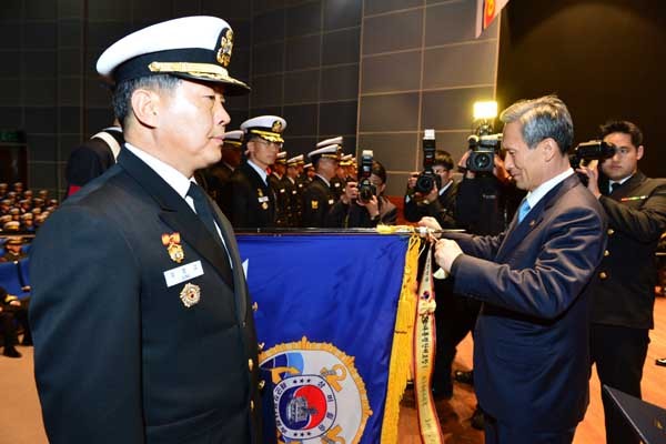 ▲ 김관진 국방장관으로부터 대통령 부대표창을 받은 해군작전사령부.