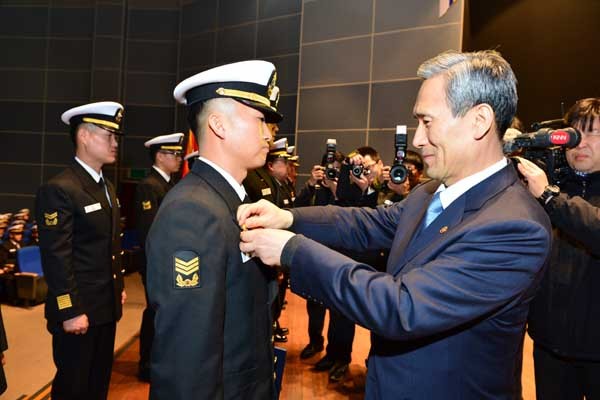 ▲ 김관진 국방장관으로부터 대통령 개인표창을 받은 해군해난구조대(SSU) 소속 강상우 상사.