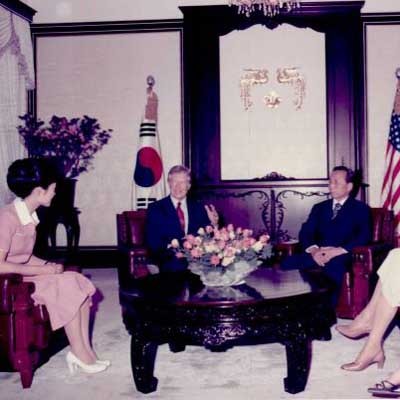 ▲ 1979년 6월 방한한 카터 당시 美대통령은 주한미군을 철수하려 했다. 이를 막는데 박근혜 당선자의 공이 컸다고 전해지고 있다. 당시 회담 모습.