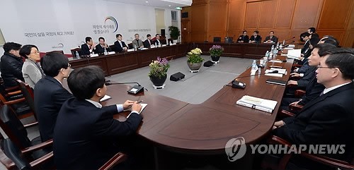 ▲ 18대 대통령직인수위 간사회의 (서울 인수위사진기자단=연합뉴스) 8일 오전 서울 종로구 삼청동 제18대 대통령직인수위원회에서 열린 간사회의에 참석한 각분과 간사들이 회의시작을 기다리고 있다. 2013.1.8 ⓒ 연합뉴스(자료사진)