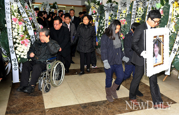 ▲ 8일 발인 예배를 마치고 밖으로 나오는 유가족들.  ⓒ 이종현 기자