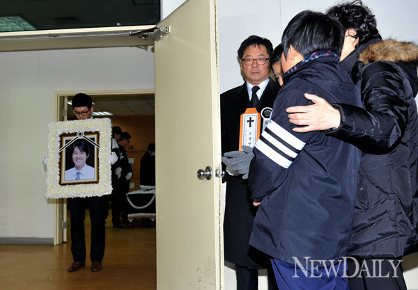 ▲ 8일 발인식이 끝난 뒤 영정과 위패를 들고 밖으로 나오는 유가족 일동.  ⓒ 이종현 기자