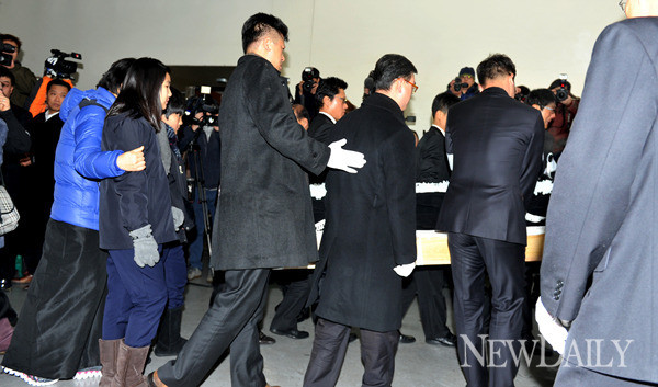 ▲ 고인의 시신을 운구차에 싣는 모습.  ⓒ 이종현 기자