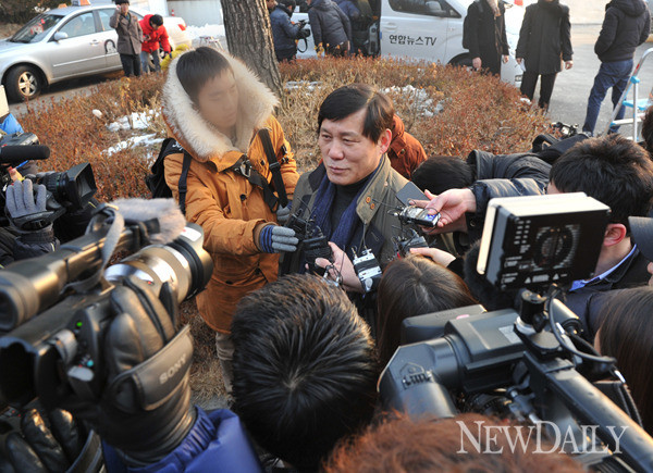 ▲ 고인의 시신을 운구차에 싣는 모습.  ⓒ 이종현 기자