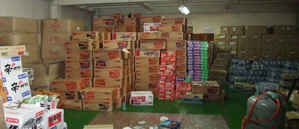 ▲ 2009년 7월 '평택 쌍용차 사태'를 진압한 경찰이 확보한 지도부의 비상식량. 당시 점거노조 측은 "먹을 물과 식량이 없다"고 언론플레이를 했다.