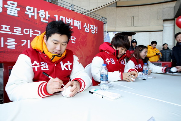 ▲ ⓒ왼쪽부터 사격 2관왕 진종오 선수, 프로게이머 이영호 선수, 여자하키 한혜령 선수.