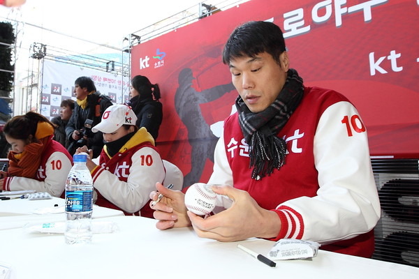 ▲ ⓒ왼쪽부터 사격 2관왕 진종오 선수, 프로게이머 이영호 선수, 여자하키 한혜령 선수.