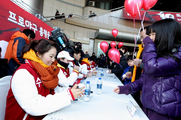 ▲ ⓒ왼쪽부터 사격 2관왕 진종오 선수, 프로게이머 이영호 선수, 여자하키 한혜령 선수.