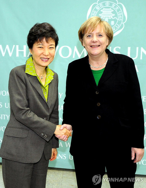 ▲ 박근혜와 메르켈의 악수. G20정상회의에 참석한 메르켈 독일총리가 이화여대에서 명예박사 학위 받은 날. 201011.13) ⓒ연합뉴스