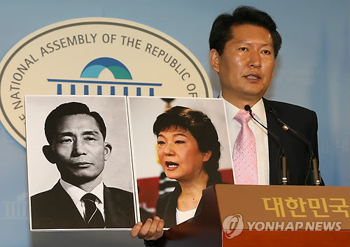 ▲ 지난해 9월24일 민주통합당 정청래 의원이 국회 정론관에서 기자회견을 갖고 새누리당 박근혜 대선 후보의 '과거사' 문제를 비난하고 있다. ⓒ연합뉴스