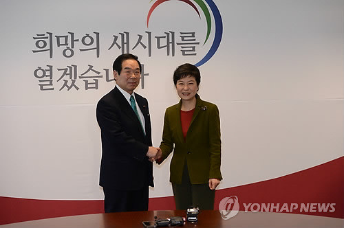 ▲ 박근혜 대통령 당선인이 4일 오후 서울 종로구 통의동 금융감독원 연수원에 마련된 대통령 당선인 집무실에서 아베 신조(安倍晋三) 일본 총리의 친서를 들고 방한한 누카가 후쿠시로(額賀福志郞) 한일의원연맹 간사장과 악수를 하고 있다. ⓒ 연합뉴스