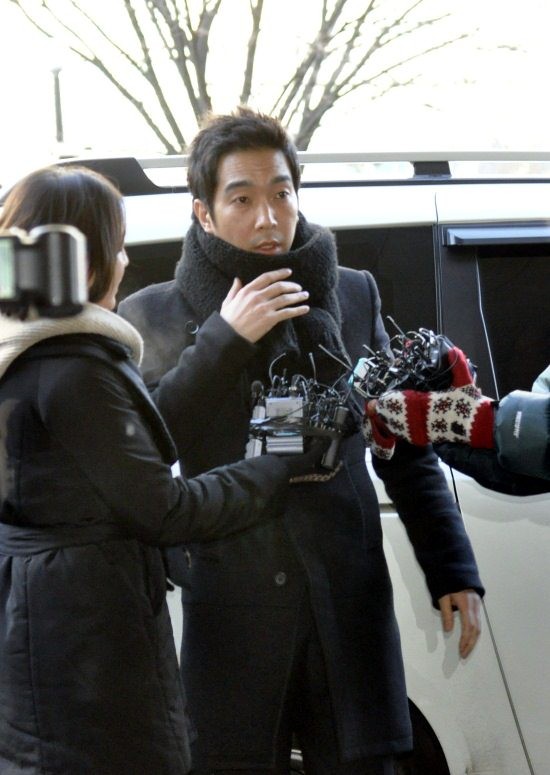 ▲ 10일 오전 영장실질심사를 받기 위해 서울서부지법에 출두한 고영욱이 취재진의 질문에 답변을 하고 있다.  ⓒ 조광형 기자