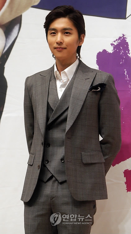 ▲ 2009년 12월 목동 SBS사옥에서 열린 SBS 새월화 미니시리즈 '별을 따다줘'(연출 정효) 제작발표회에 참석한 배우 신동욱이 포즈를 취하고 있다.   ⓒ 연합뉴스