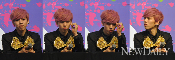 ▲ 앞머리에 신경쓰는 동우ⓒ심지혜 기자