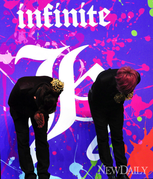 ▲ 배꼽인사하는 인피니트Hⓒ심지혜 기자