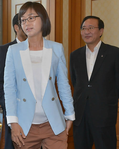 ▲ 애국가 부정 및 종북 논란의 근원지인 통합진보당에서 한솥밥을 먹었던 김재연, 노회찬 의원이 어색한 표정을 짓고 있다.  2012. 6. 25  ⓒ연합뉴스