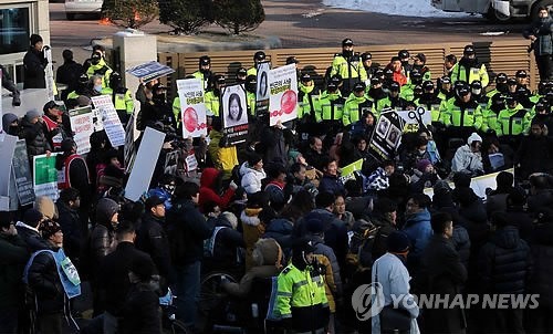 ▲ 10일 서울 삼청동 한국금융연수원 내 대통령직 인수위원회 앞에서 장애인 단체회원들이 '장애인등급제 폐지, 부양의무제 폐지!' 등을 요구하고 있다. 2013.1.10 ⓒ 연합뉴스