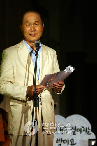 ▲ 2007년 5월 서울 성공회 대성당에서 열린 '늦봄 문익환 시 낭송의 밤'행사에 참석해 문 목사의 시 '전태일'을 낭송하고 있는 이수호 전 전교조 위원장.ⓒ 연합뉴스