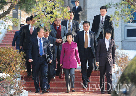 ▲ 박근혜 대통령 당선인(가운데)이 지난 7일 대통령직 인수위원회를 주재한 뒤 밖을 나서고 있다. ⓒ 뉴데일리