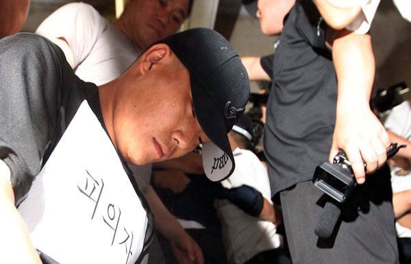 ▲ 고종석이 나주 성폭행 사건 당시 모습을 재현하고 있는 모습. ⓒ연합뉴스