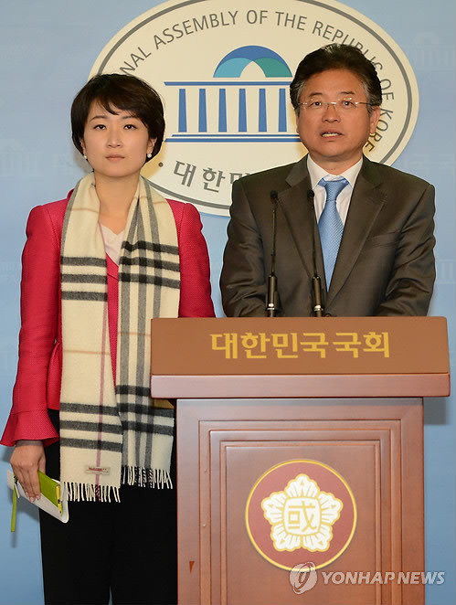 ▲ 새누리당 이철우(오른쪽), 민주통합당 이언주 대변인이 11일 오후 국회 정론관에서 의원연금제 폐지와 관련한 정치쇄신 합의내용을 발표하고 있다. ⓒ연합뉴스