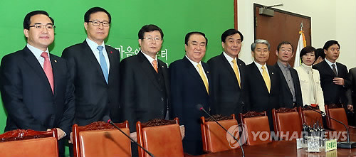 ▲ 민주통합당 문희상 비상대책위원장이 13일 대선 패배 후유증을 수습하고 차기 전당대회까지 당을 이끌 비대위원 7인을 임명한 후 함께 포즈를 취하고 있다. 왼쪽부터 박홍근, 문병호, 설훈, 문 위원장, 박기춘 원내대표, 김동철 의원, 이용득 전 최고위원, 배재정 의원, 오중기 경북도당위원장. ⓒ 연합뉴스