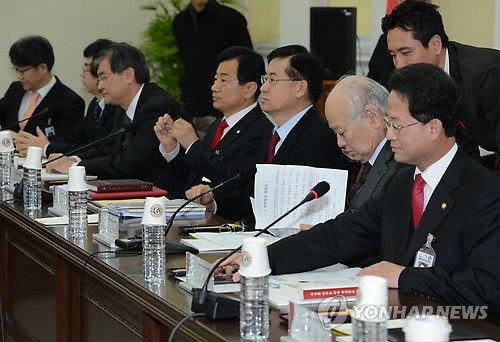 ▲ 김용준 인수위원장을 비롯한 인수위원들이 13일 오전 서울 삼청동 대통령직 인수위원회에서 기획재정부 업무보고를 받고 있다. ⓒ 연합뉴스