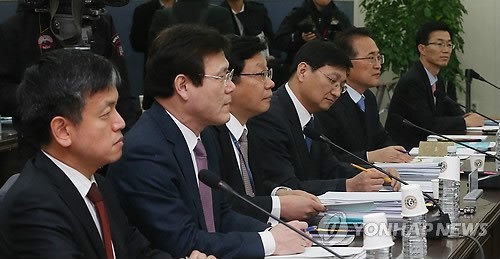 ▲ ▷ 주형환(왼쪽 세번째부터) 기획재정부 차관보, 김규옥 기획재정부 기획조정실장을 비롯한 기재부 공무원들이 13일 오전 서울 종로구 삼청동 대통령직 인수위원회에서 경제1분과 업무보고를 하고 있다. 2013.1.13 ⓒ 연합뉴스ⓒ