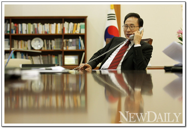 ▲ 신년 통화하는 이명박 대통령 ⓒ 자료사진