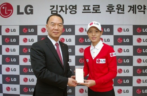 ▲ ⓒ왼쪽부터 LG전자 글로벌마케팅부문장 김기완 부사장, 김자영 선수.