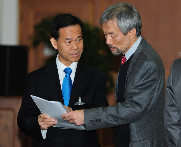 ▲ 유민봉 국정기획조정분과위 간사가 14일 서울 삼청동 한국금융연수원 내 대통령직 인수위원회에서 열린 제6차 간사단 회의에 앞서 임종훈 행정실장과 이야기를 나누고 있다. ⓒ 인수위