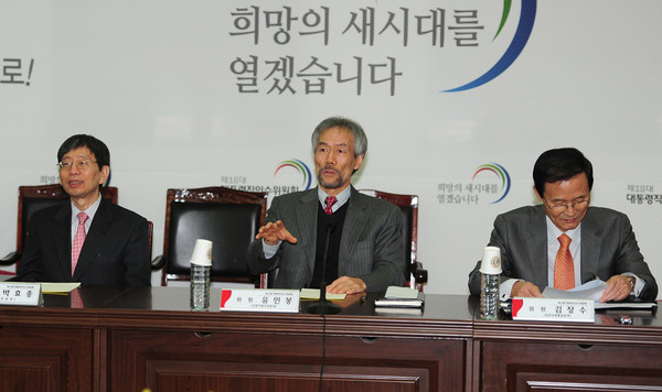 ▲ 유민봉 국정기획조정분과위 간사가 14일 서울 삼청동 한국금융연수원 내 대통령직 인수위원회에서 열린 제6차 간사단 회의에 앞서 인사말을 하고 있다. ⓒ 인수위