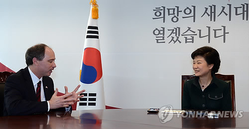 ▲ 박근혜 대통령 당선인이 14일 서울 통의동 금융감독원 연수원 내 집무실에서 스콧 와이트먼 주한 영국대사를 접견하고 있다. ⓒ  연합뉴스