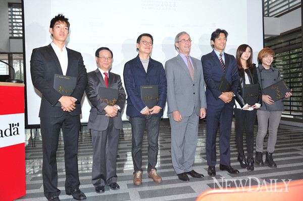 ▲ 좌측부터, 박재민, 이원복, 김덕기, 데이비드 채터슨, 오지호, 지나, 셰인ⓒ이종현 기자