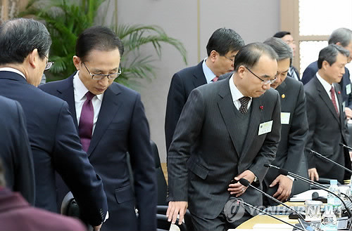 ▲ 15일 오전 정부세종청사 국무회의실에서 열린 국무회의에서 이명박 대통령을 비럿한 국무위원들이 자리에 앉고 있다. 이 대통령이 정부세종청사 국무회의에 참석한 것은 처음이다. ⓒ 연합뉴스