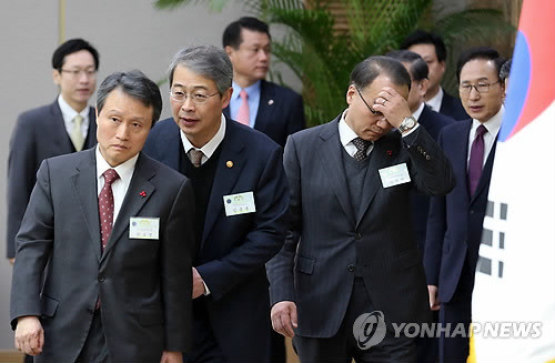 ▲ 15일 오전 정부세종청사 국무회의실에서 열린 국무회의에서 이명박 대통령을 비롯한 국무위원들이 회의장으로 들어서고 있다. ⓒ 연합뉴스